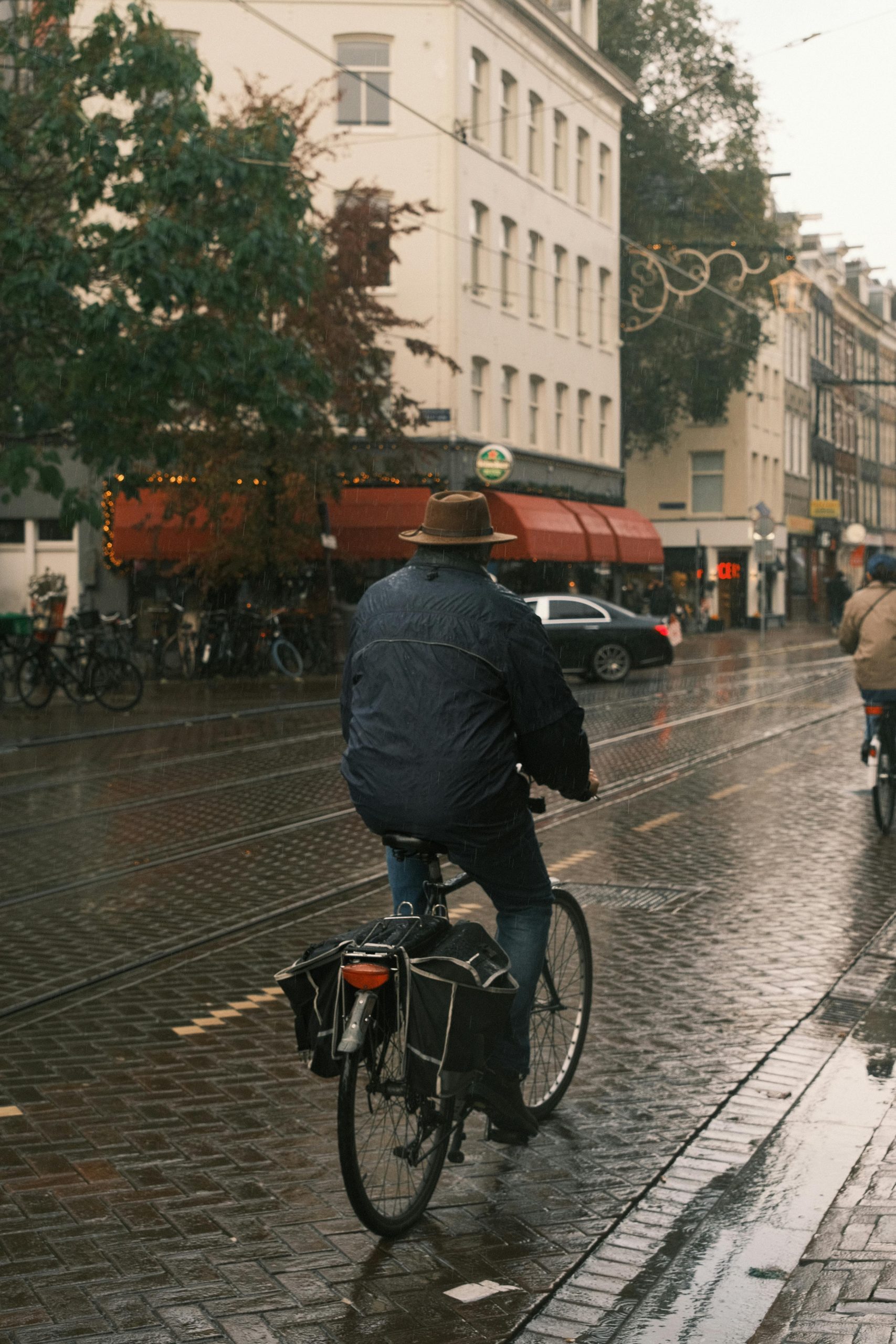 Privilégiez des saccoches ou autres paniers pour transporter vos affaires, même légères lors de vos déplacement en vélo.